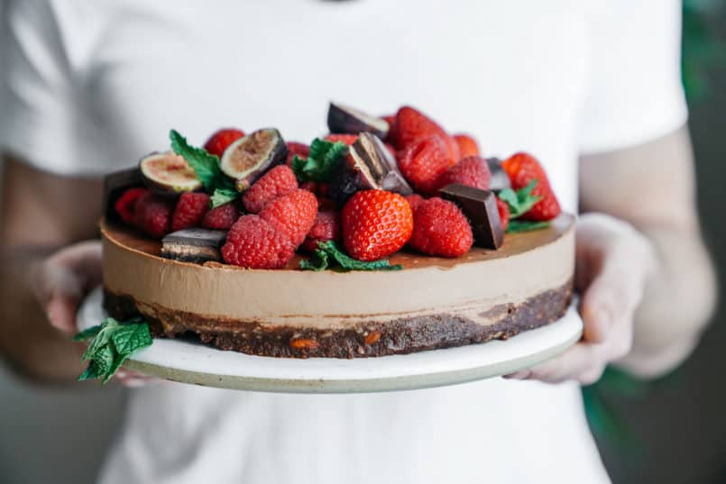 Let me introduce you to your new favourite, super easy, guilt free, VEGAN dessert! This vegan cashew chocolate mousse cake is made with Hu Chocolate.