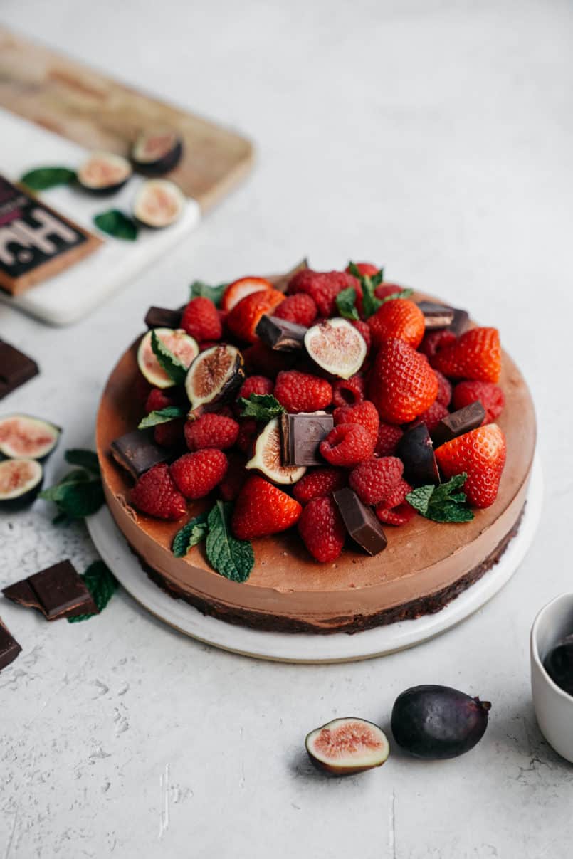 Let me introduce you to your new favourite, super easy, guilt free, VEGAN dessert! This vegan cashew chocolate mousse cake is made with Hu Chocolate.