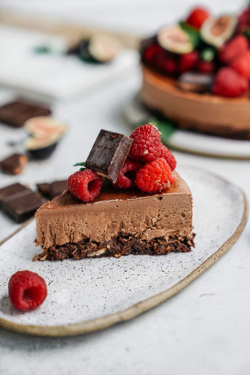 Let me introduce you to your new favourite, super easy, guilt free, VEGAN dessert! This vegan cashew chocolate mousse cake is made with Hu Chocolate.