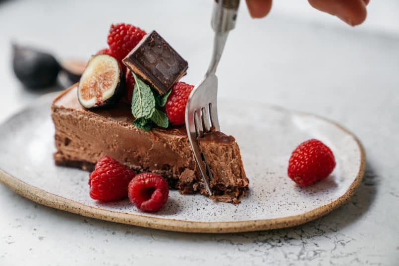 Let me introduce you to your new favourite, super easy, guilt free, VEGAN dessert! This vegan cashew chocolate mousse cake is made with Hu Chocolate.