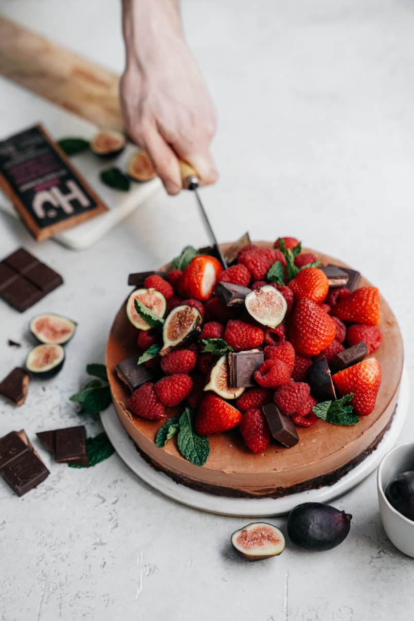 Let me introduce you to your new favourite, super easy, guilt free, VEGAN dessert! This vegan cashew chocolate mousse cake is made with Hu Chocolate.