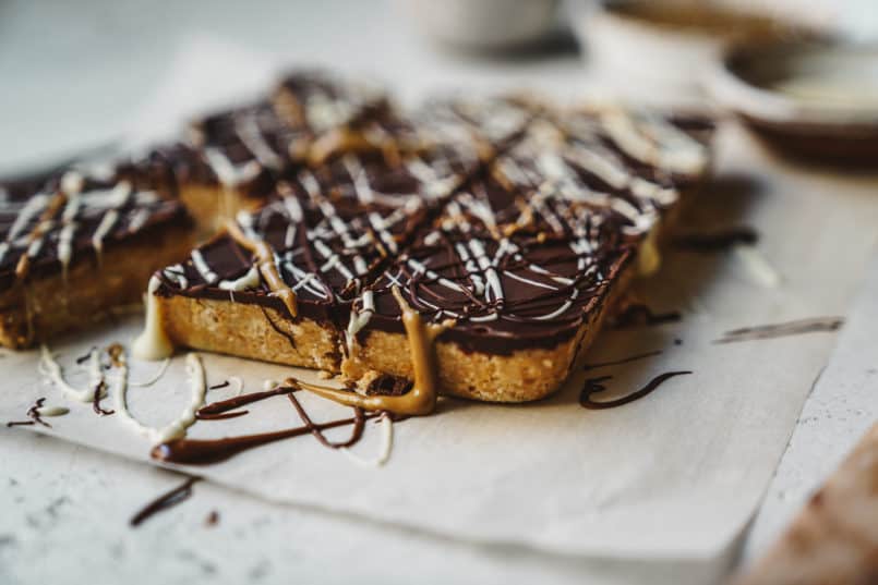 This one bowl peanut butter almond bar recipe will only take you 10 minutes to make and is 5 ingredients, perfect for Easter this weekend!