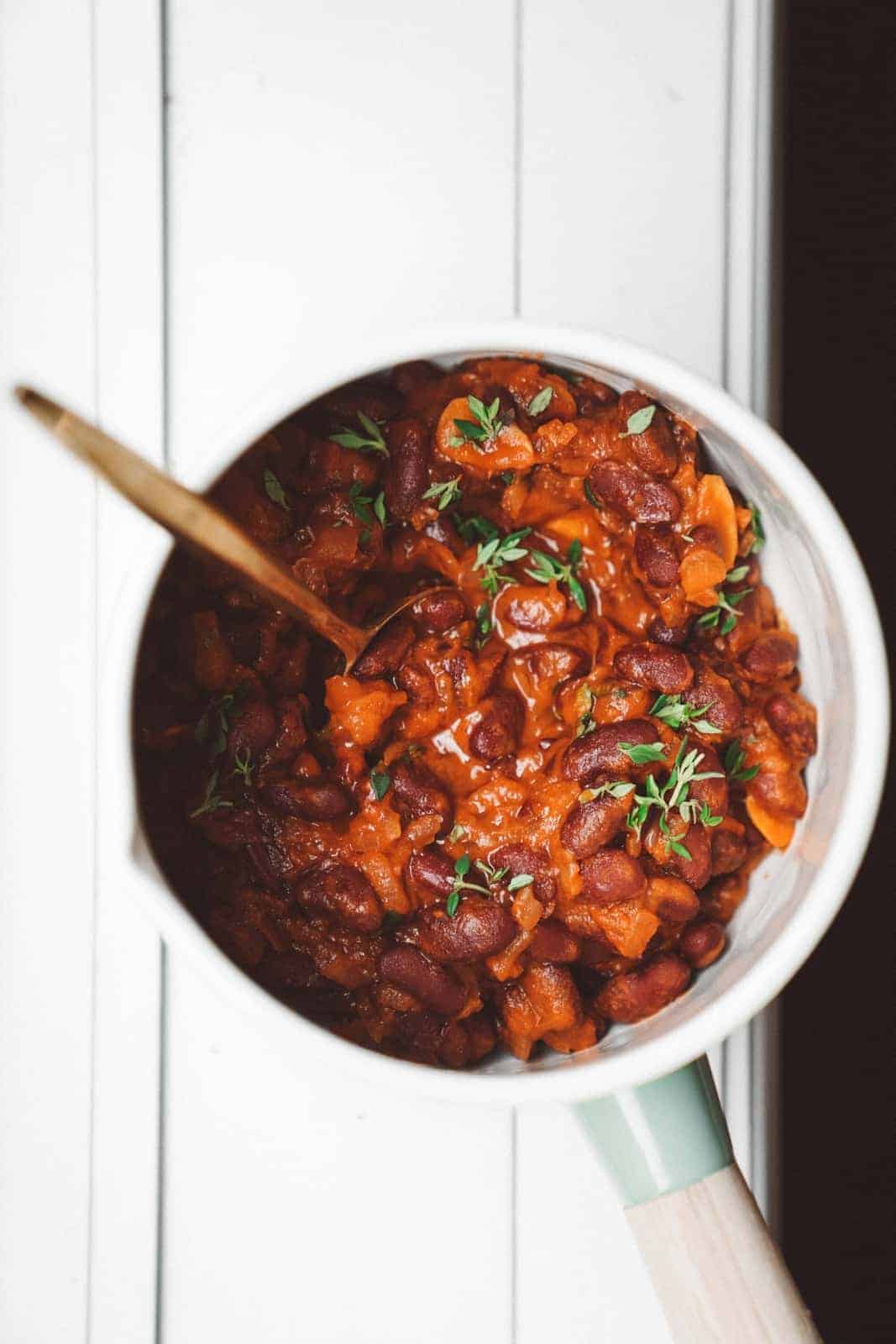 These one pot plant based baked beans are the perfect addition to any BBQ & are super quick & easy.